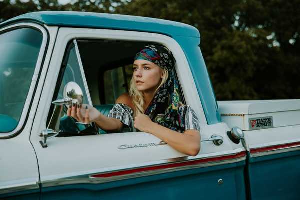 7 Tear-Jerking Country Songs Guaranted To Make You Cry On Your First Drive To College