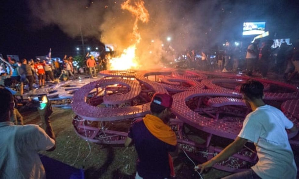 Burning Trees of Life - A Country's Resistance