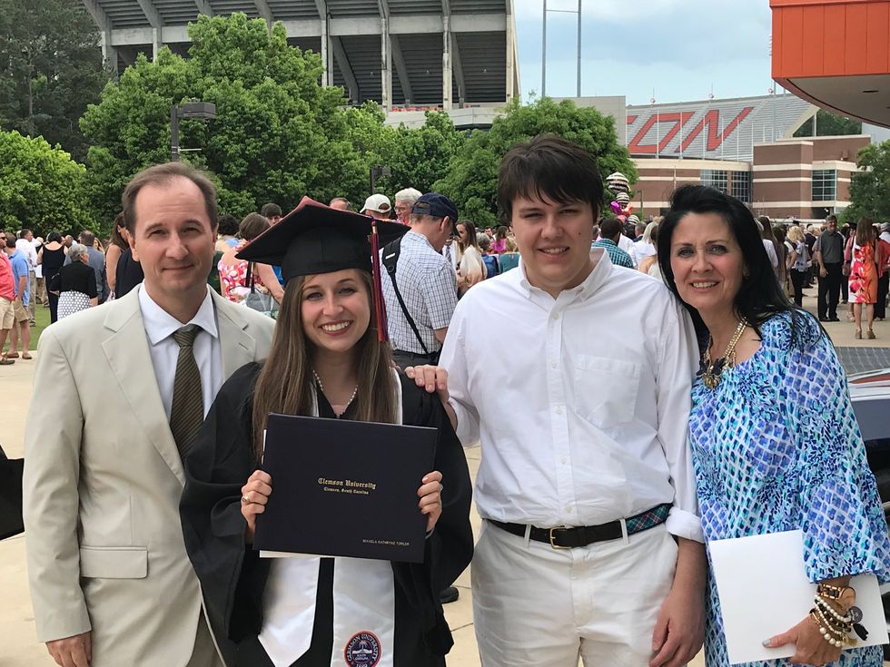 17 Found SOS Notes To 'Mom' And 'Dad,' Recovered From A College Student's Mailbox, Circa 2018