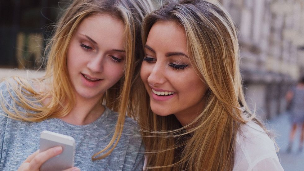 7 Thoughts Your Friend Who DOESN'T Use Social Media Thinks About You