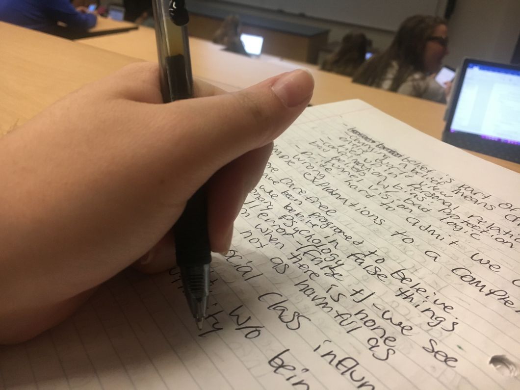 9 Struggles The Everyday Lefty Has To Deal With In This Right-Handed World