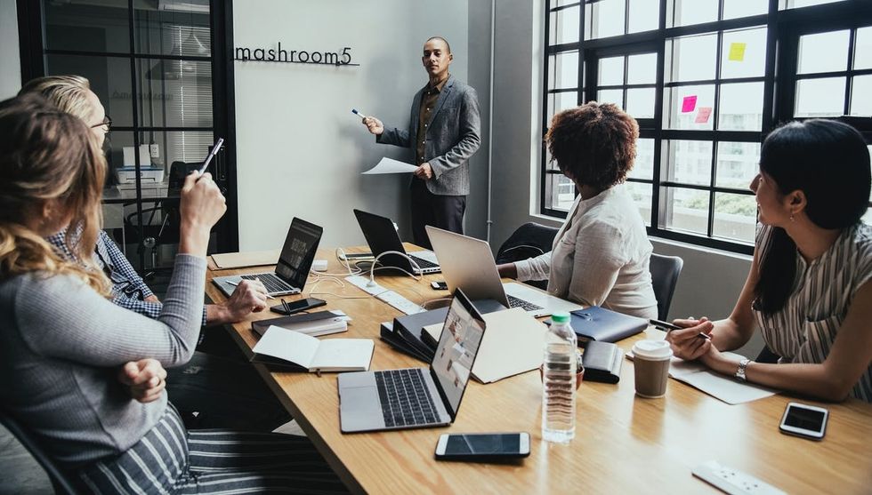 22 Thoughts Procrastinating Presenters Have When They're Trying To NOT Bomb Their Speech