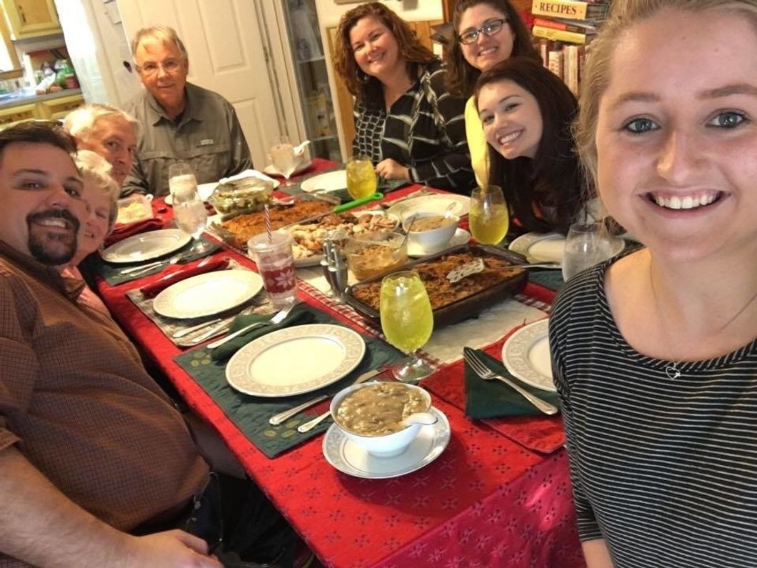 The Best Parts Of Having A Big Family On Thanksgiving Are All The Little Things
