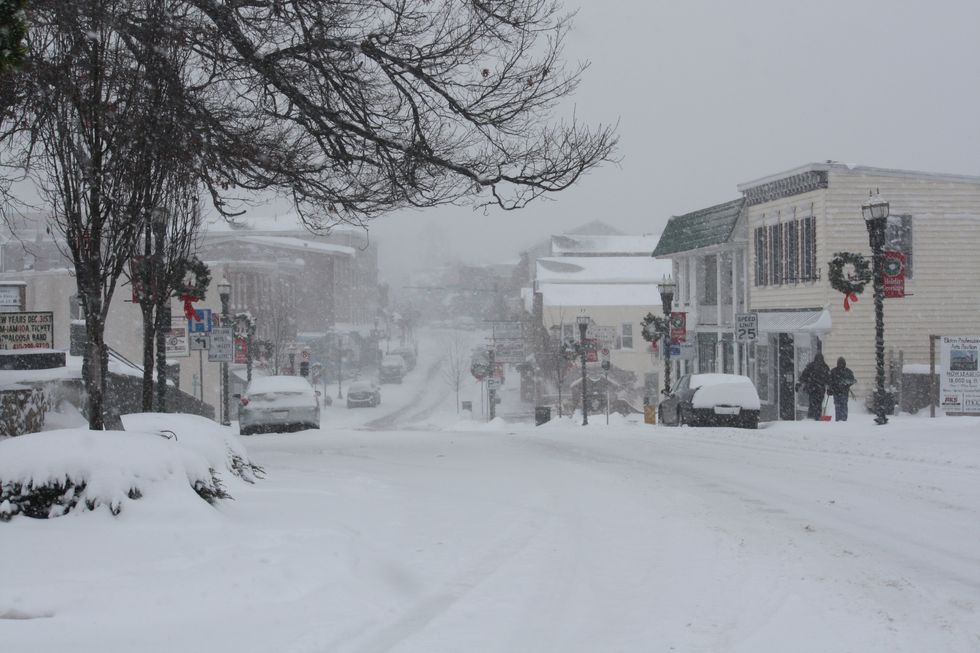 5 Thoughts Of A Typical Midwesterner When It Starts Snowing, AGAIN