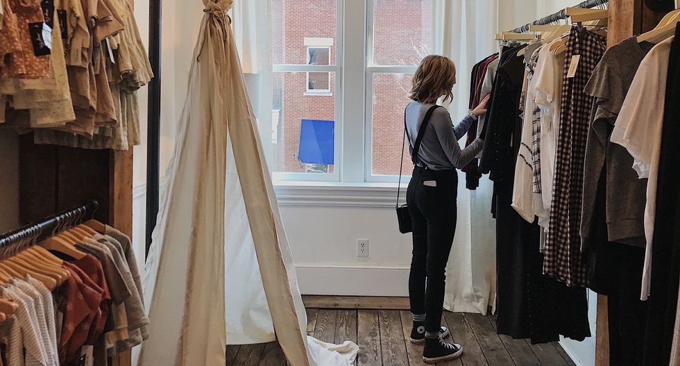 3 Steps To Consciously De-Clutter By Saying "Thank U, Next" To Your Belongings