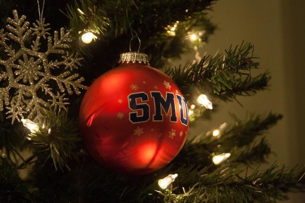 7 Ways To Get Your College Dorm In The Christmas Spirit