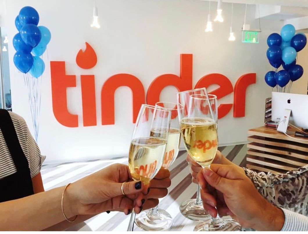 15 Ways To Meet A Guy Other Than Downloading The Infamous Tinder