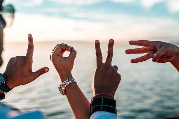 I've Never Been In A Relationship, But These 10 Things Remind Me That Love Exists