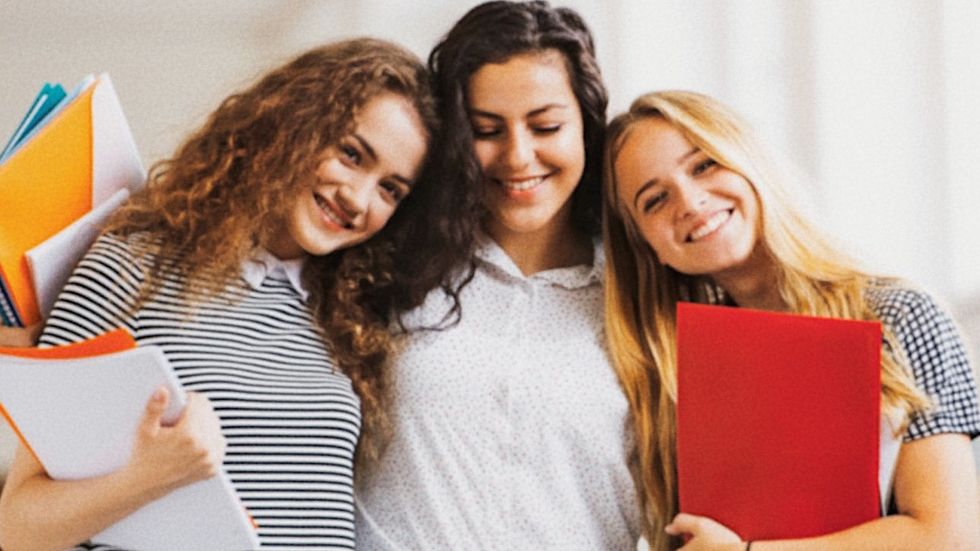 13 Qualities GOOD Friends Have That Help During The Tough Times