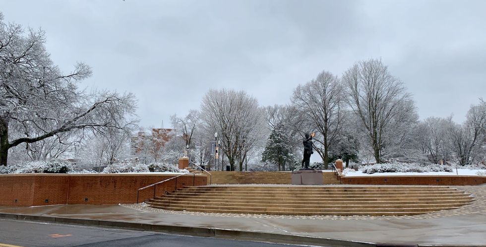 15 Thoughts ALL Knoxvillians Have When It Snows, Even Just A Bit