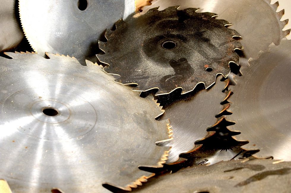 How Netflix's "Velvet Buzzsaw" Exposes The Greedy Nature Of Elitism Through Satirical Horror