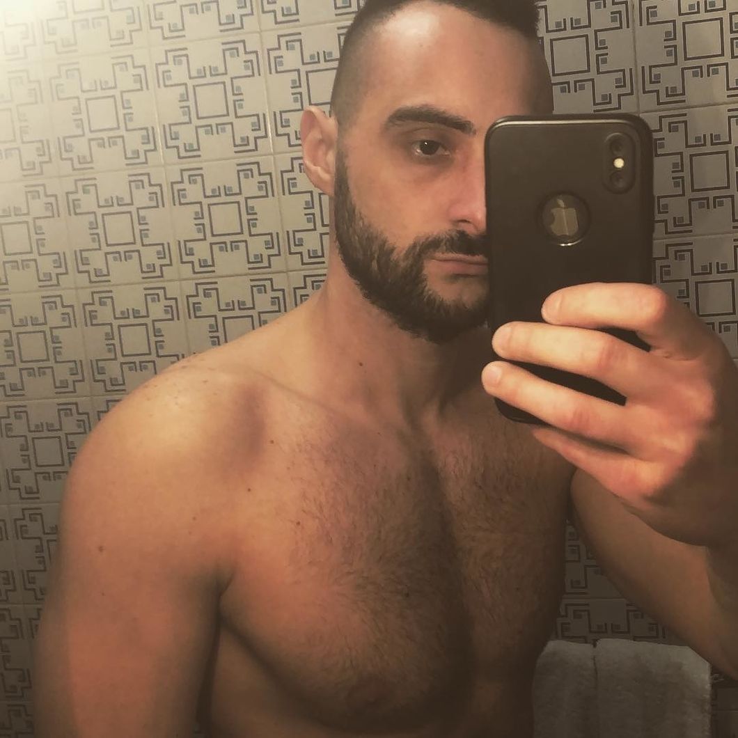 10 Dudes Who Think Their Tinder Profile Pic Is Sexy But You’ve Already Swiped Left