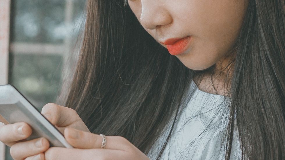 Cleaning Out Your Old Texts May Trigger Your Nostalgia, But It Can Help You Move On