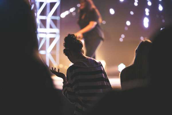 10 Praise Worthy Christian Songs To Listen To Now
