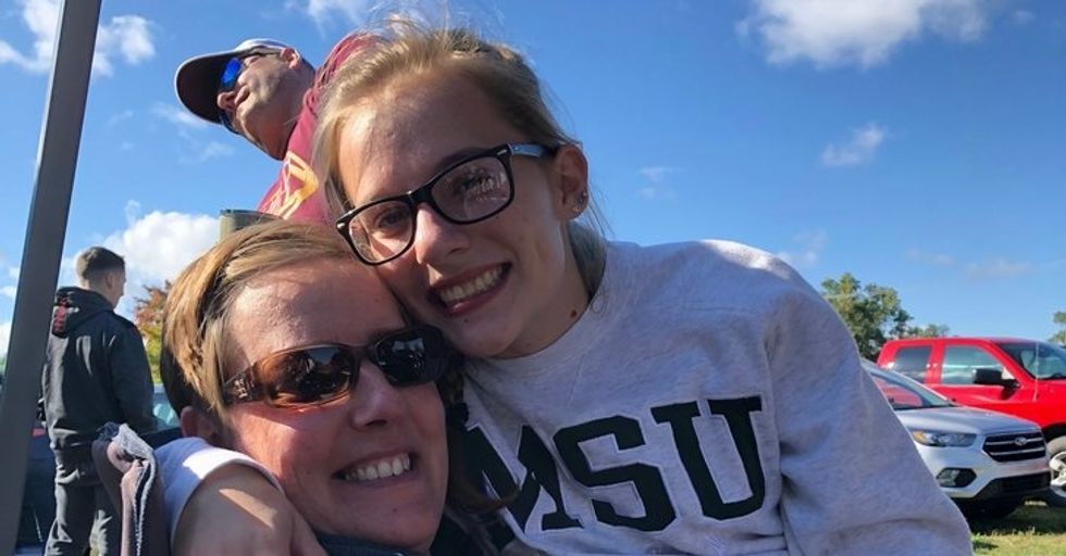 6 Emojis You Can Always Count On Your Mom Using When Texting, Without Fail