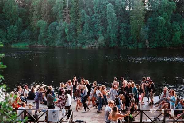 155 Songs You Have To Add To Your 'Lake Days' Playlist This Summer