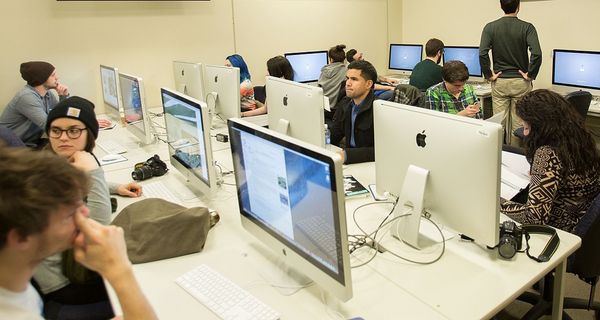 17 Thoughts Normal College Kids Have Towards The Girl Eating Obnoxiously LOUD In The Computer Lab