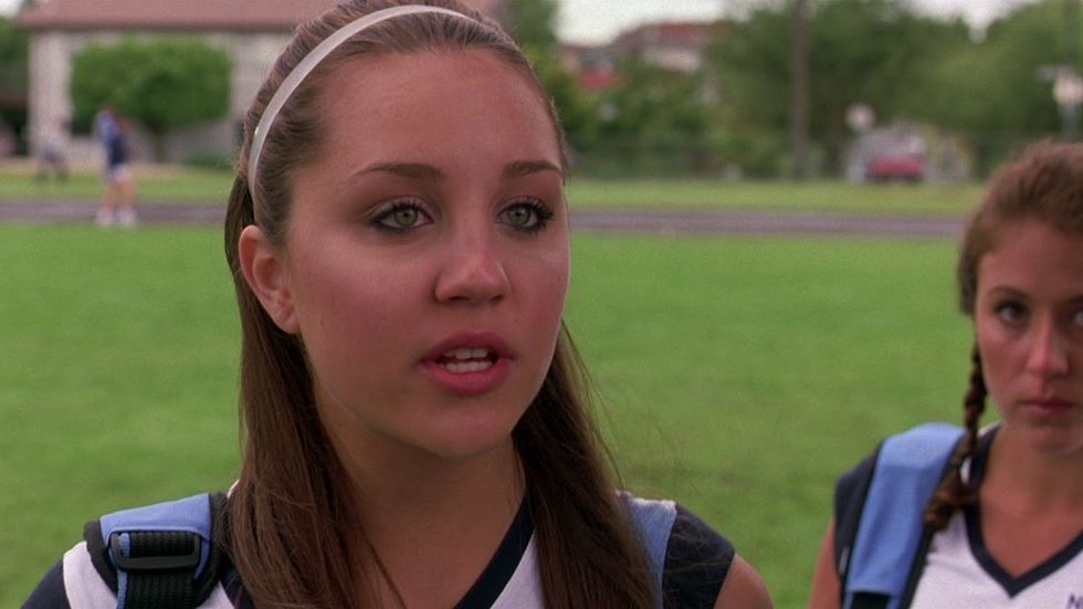 20 Thoughts Every Tomboy Has While Attempting To Do Her Makeup