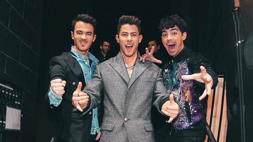 8 Thoughts All 2000s Middle School Girls Have About Taking A Trip To The Year 3000 This Summer With The Jonas Brothers