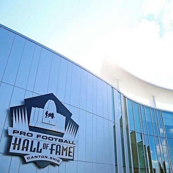 12 Players Who Should Be In The Pro Football Hall of Fame