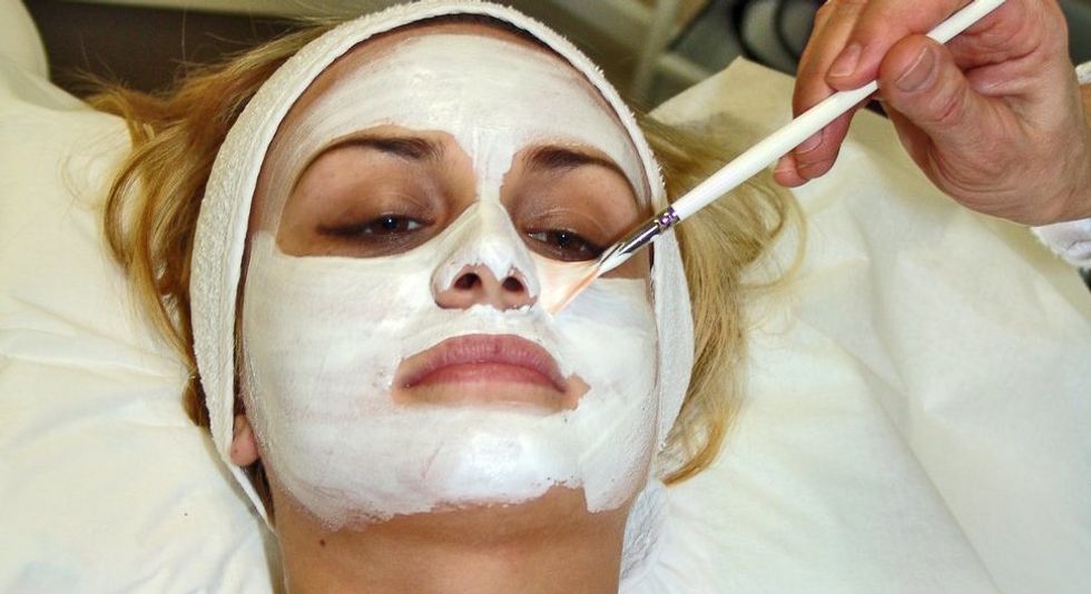 15 Last-Minute Thoughts College Girls Have While Doing A Face Mask For The First Time