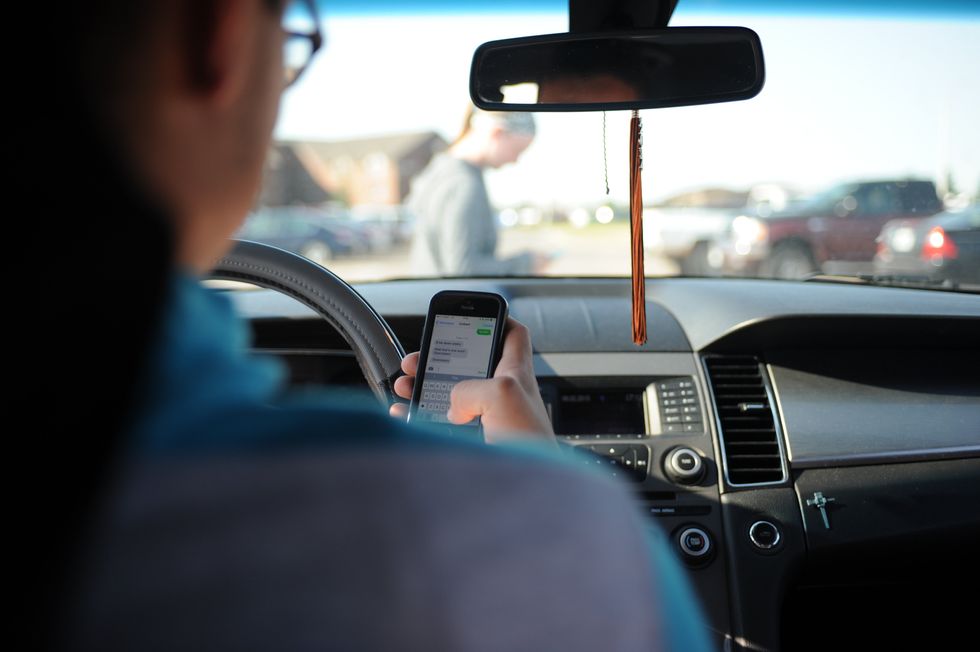 How To Avoid These 10 Common Behaviors That Cause Distracted Driving Accidents