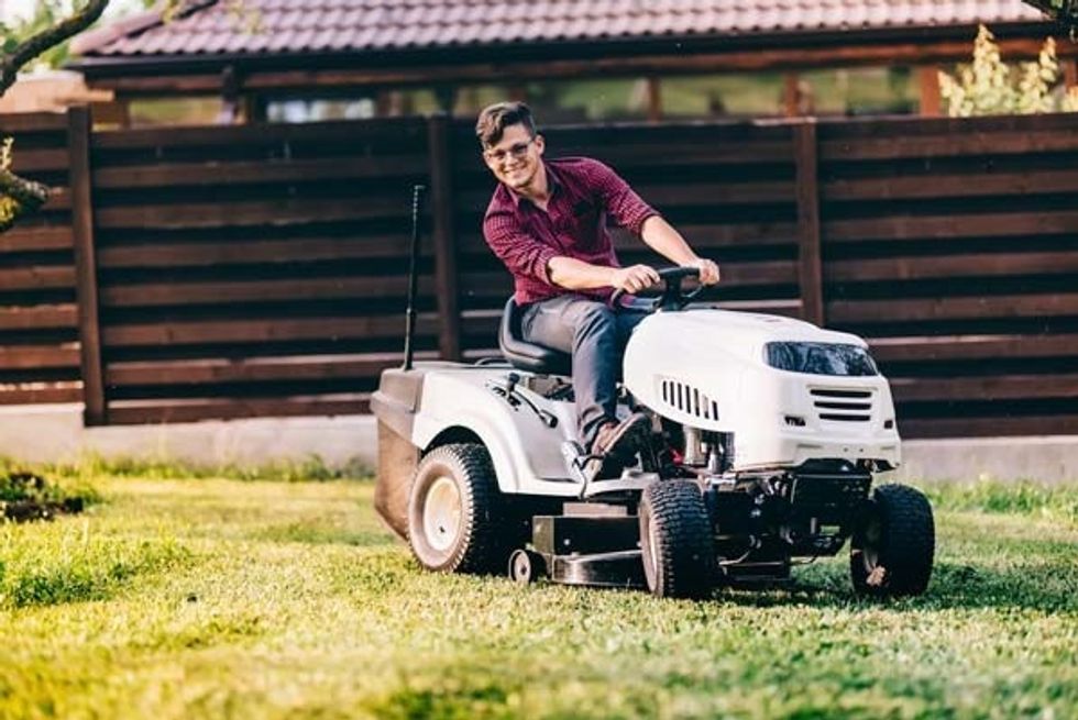 How to mow a lawn with a riding mower