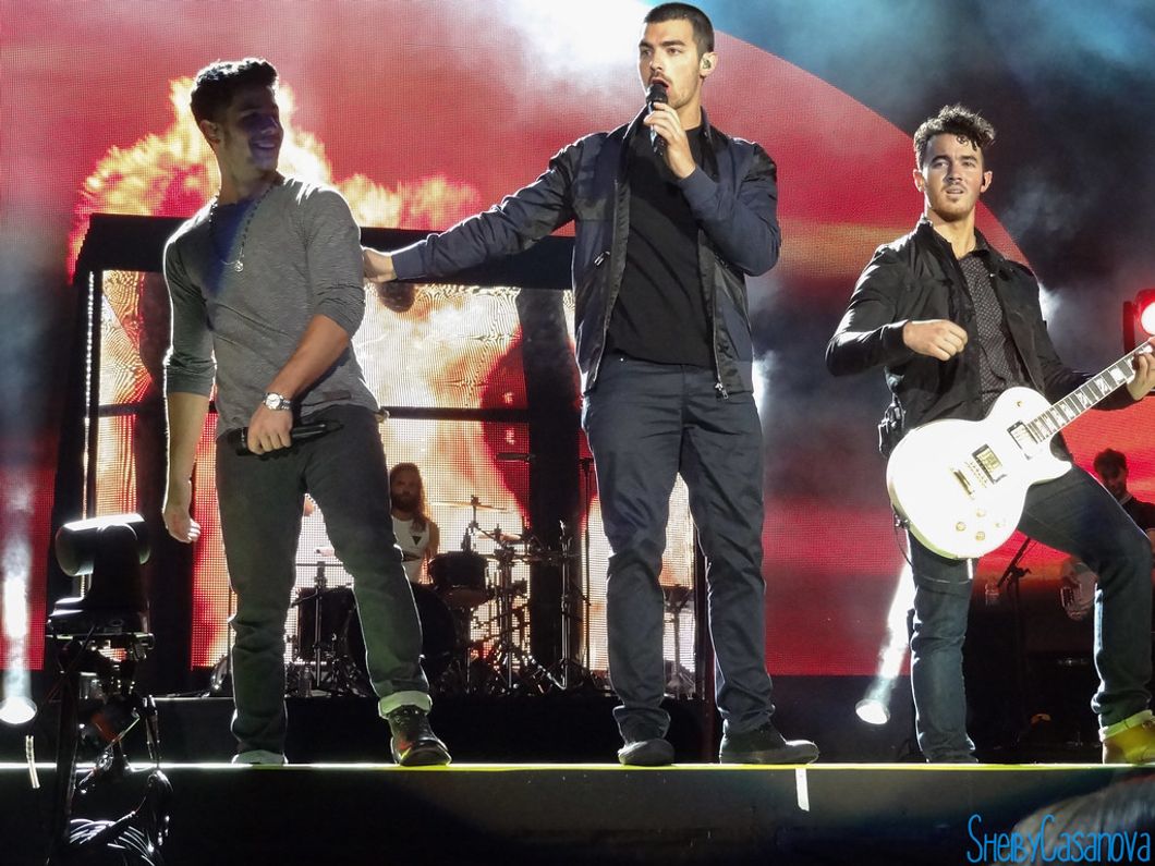 20 Reactions Every Millenial Had When The Jonas Brothers Returned