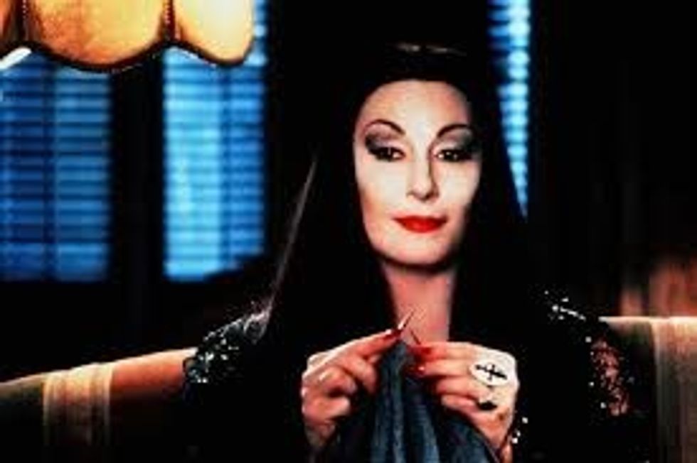 Morticia Addams: the fashion and sensuality lessons she gave us