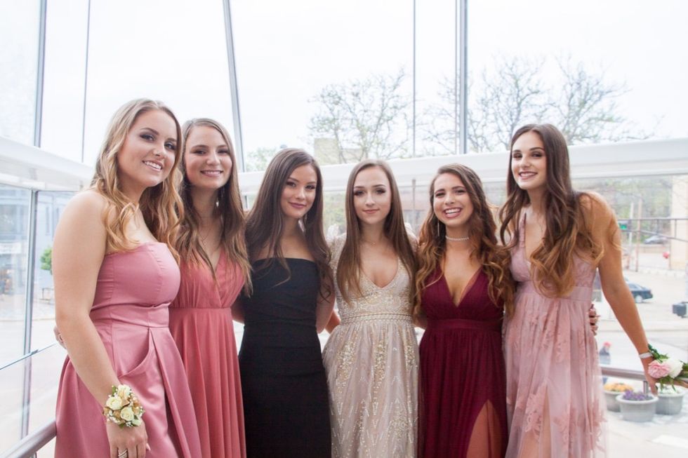 To All The Gals Who Don't Have A Girl Gang, It's Time To Find One