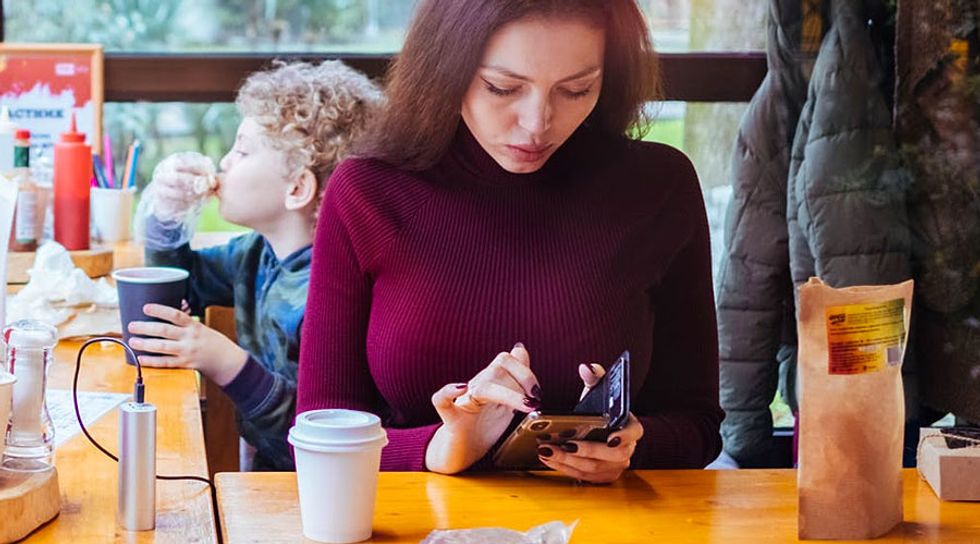 Mindful Eating and Weight Loss (No Texting!)