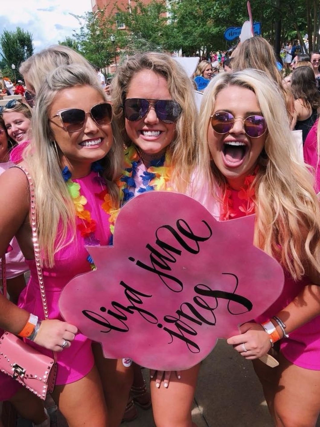 10 Items Every Girl Going Through Sorority Rush Needs In Her Purse To Survive The Week