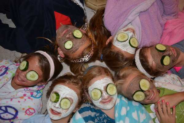 8 Ways To Bond With Your College Roommates That Will Make You Forever Friends