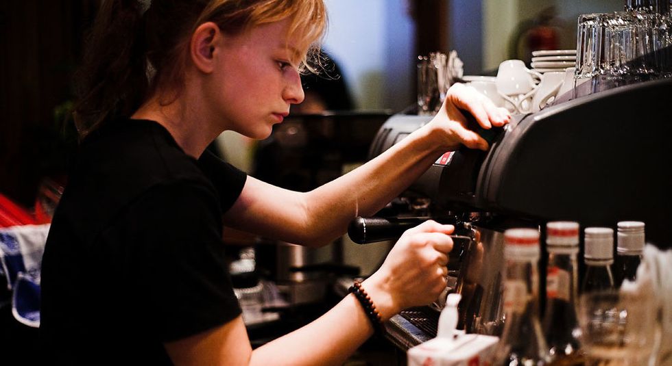 12 Ways College Girls Learn More About Life From Living Paycheck To Paycheck Than They Do In Class