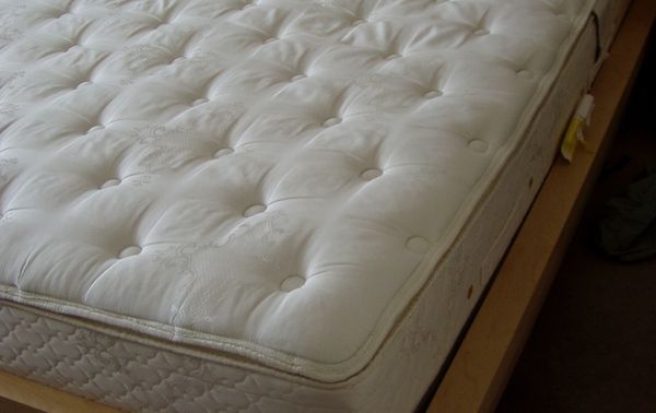 5 Things You Should NEVER Buy On Craigslist, Even If You're Freshman-In-College Level Broke