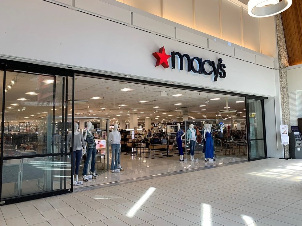 12 Thoughts Everyone Has While Holiday Shopping Because We All Know How Stressful It Can Be