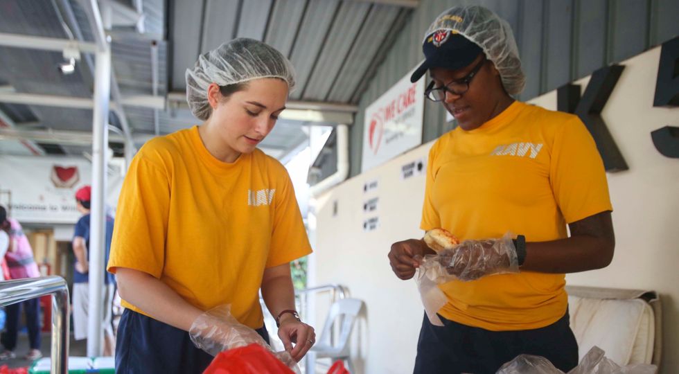 11 Ways To Give Back This Holiday Season That Won't Cost You More Than $25 And A Smile