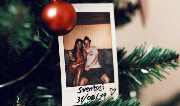 9 Holiday Traditions To Start With Your Partner That'll Forever Be All You Want For Christmas