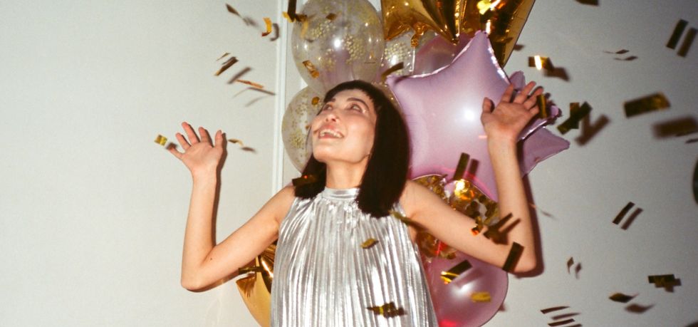 7 New Year's Eve Gifts To Get Your Girlfriend, If You Want To Begin 2020 With A Surprise