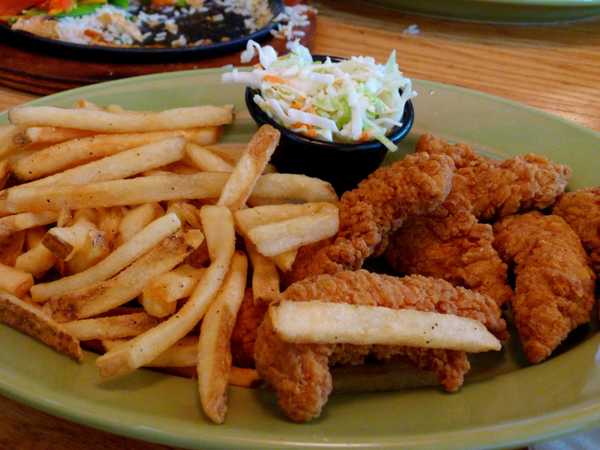 5 Struggles Picky Eaters Face When Eating Out, Like Having To Order Off The Kids' Menu