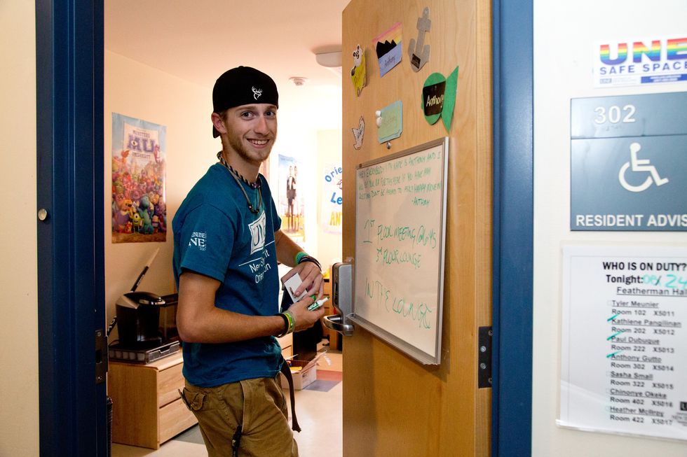 10 Giveaways You Are The RA On Your Dorm's Floor So Tragic You Can't Help But Laugh