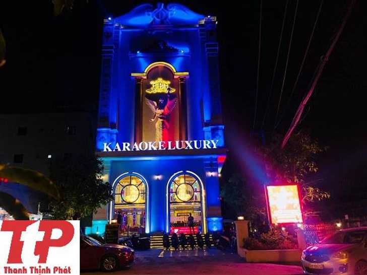 Thi cong bang hieu chu noi den led hcm