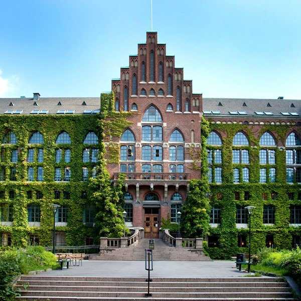 10 Truths To Living On A College Campus