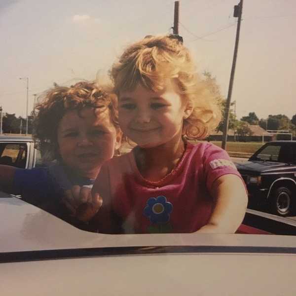 14 Signs You Grew Up With An Older Sister
