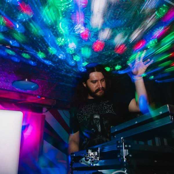 What It's Really Like To Date An EDM Producer And DJ