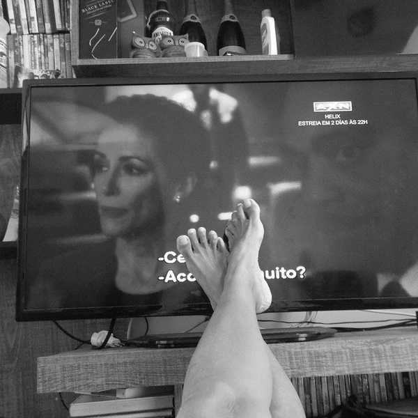 8 Stages Of Watching A TV Series