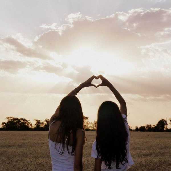 6 Signs Your Best Friend is Actually Your Long-Lost Sister