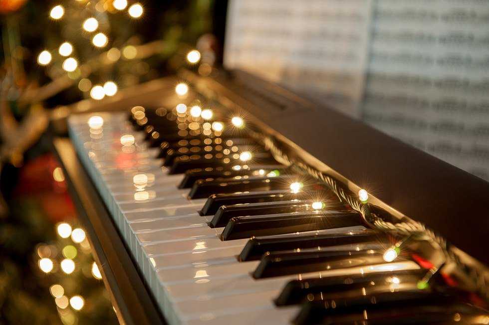 25 Songs that make Christmas, Christmas!