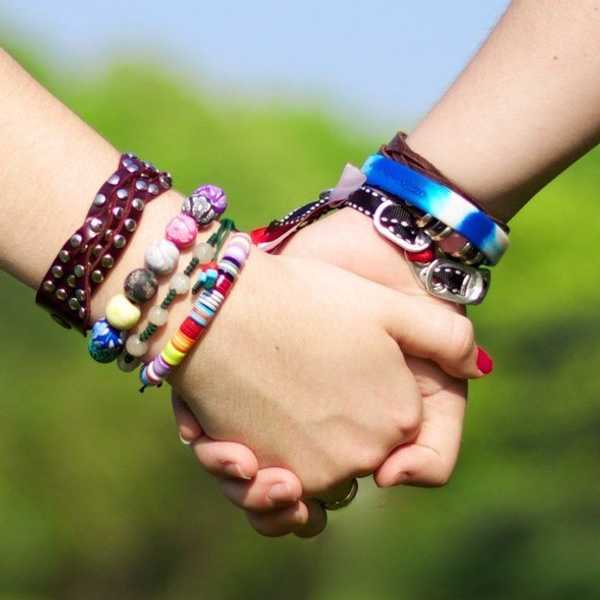 10 Hopeful Messages & Pieces of Good Advice For Long Distance Friendships