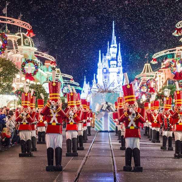 How To Survive Disney World During The Holidays
